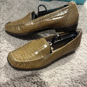SAS women’s 9.5w tan croc loafers nwot